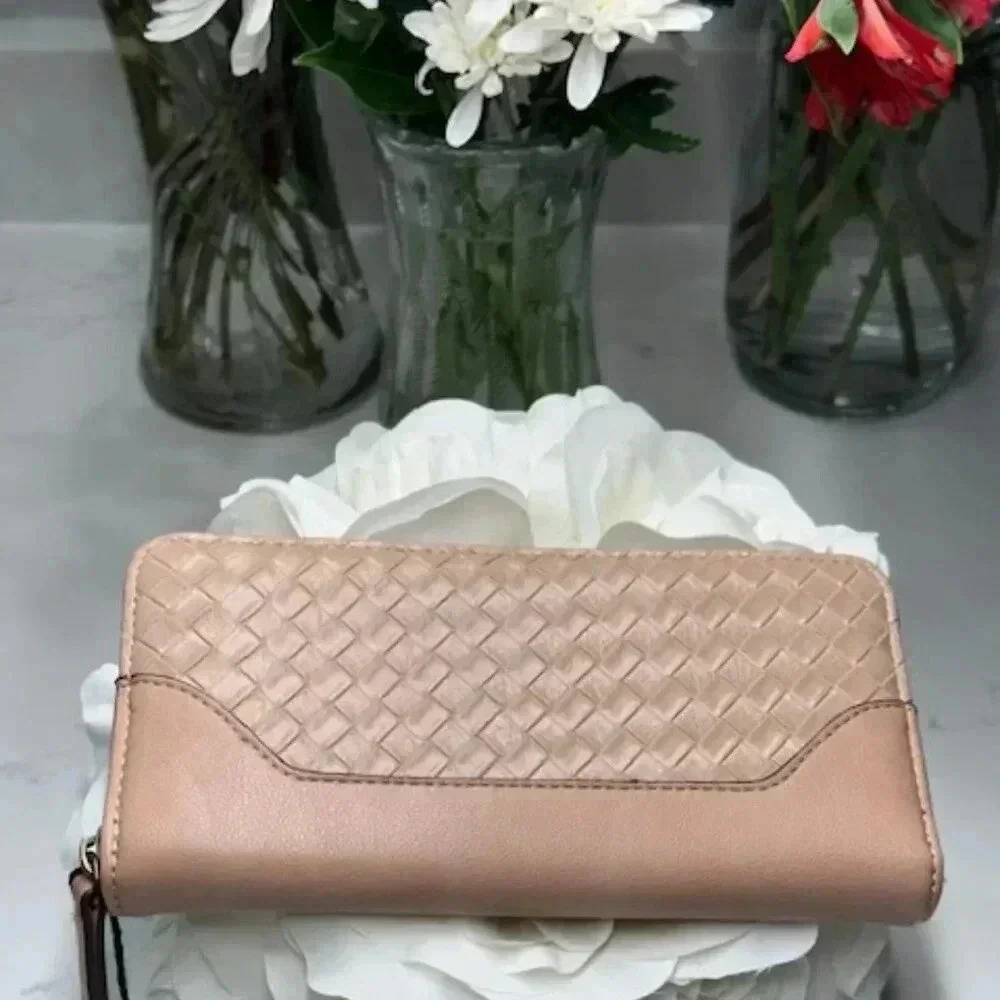 Frye & Co NWT Warm Taupe Zip Around Wallet - Picture 2 of 9